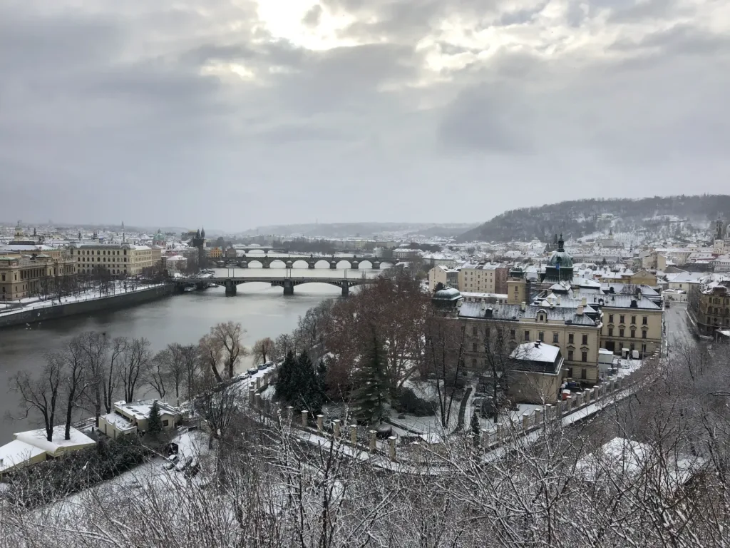 Praag is in ieder seizoen mooi, maar Praag in de sneeuw heeft echt iets magisch! Maar Pozor! Het kan glad zijn.